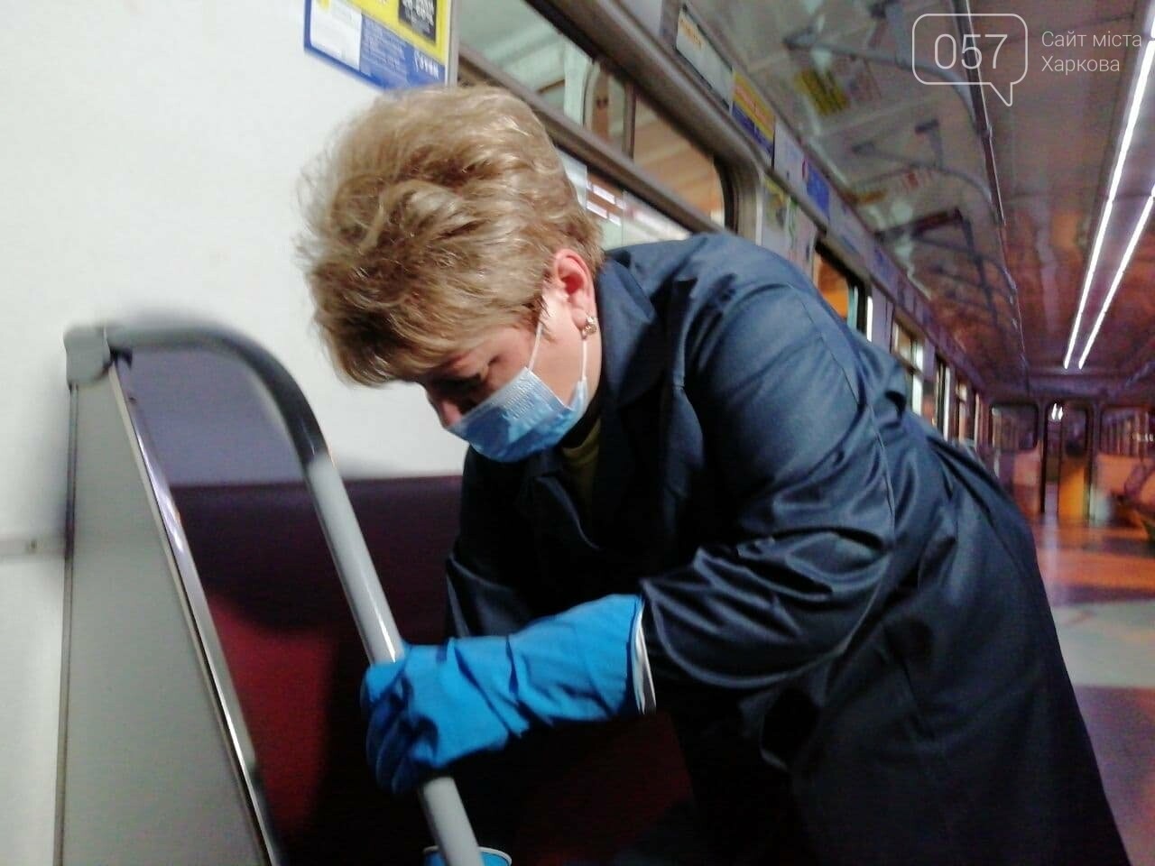 Трехразовая уборка и дезинфектор в костюме: в метро Харькова показали, как убирают вагоны во время пандемии, - ФОТО, ВИДЕО, фото-7