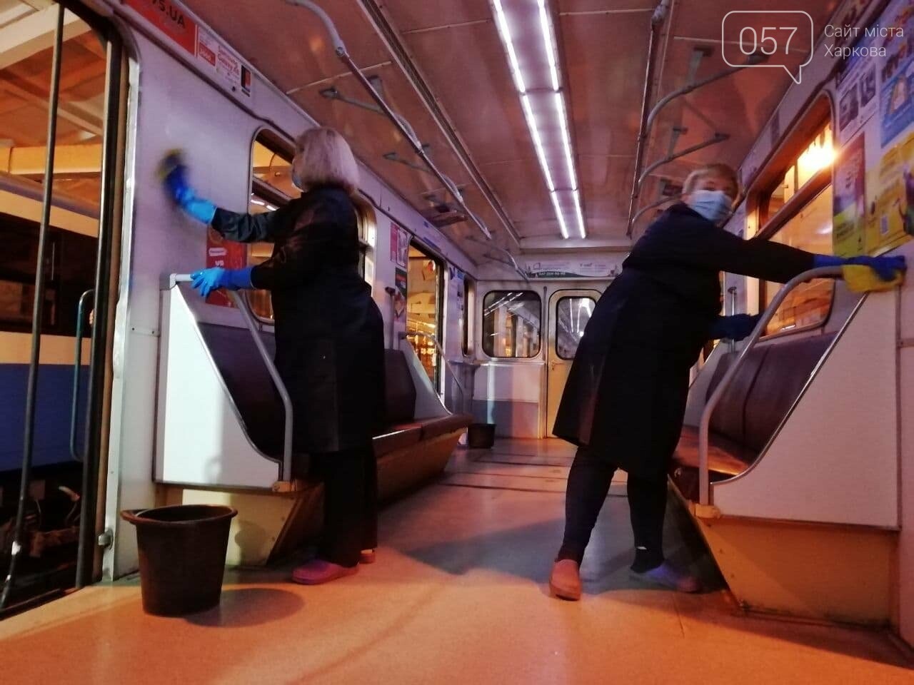 Трехразовая уборка и дезинфектор в костюме: в метро Харькова показали, как убирают вагоны во время пандемии, - ФОТО, ВИДЕО, фото-5