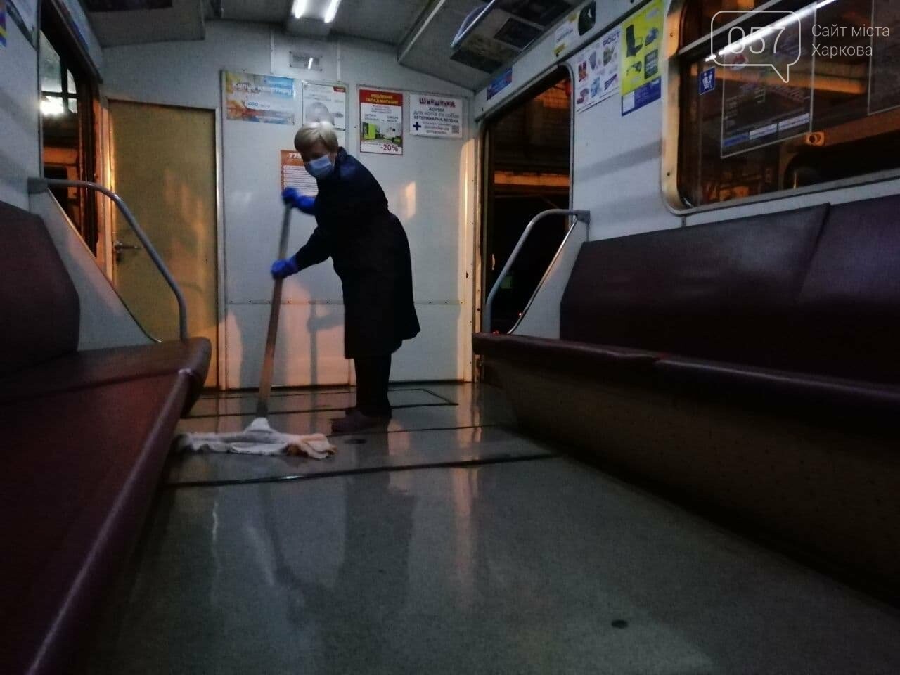 Трехразовая уборка и дезинфектор в костюме: в метро Харькова показали, как убирают вагоны во время пандемии, - ФОТО, ВИДЕО, фото-8