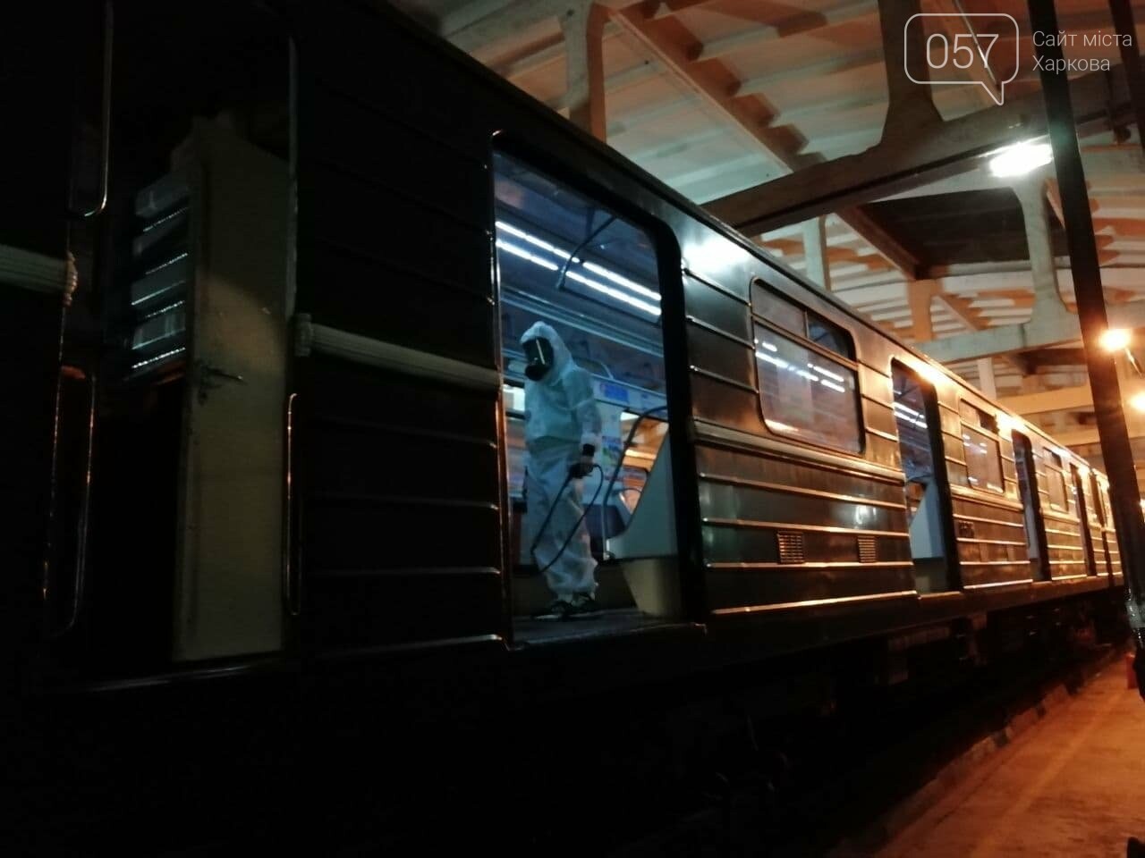 Трехразовая уборка и дезинфектор в костюме: в метро Харькова показали, как убирают вагоны во время пандемии, - ФОТО, ВИДЕО, фото-14
