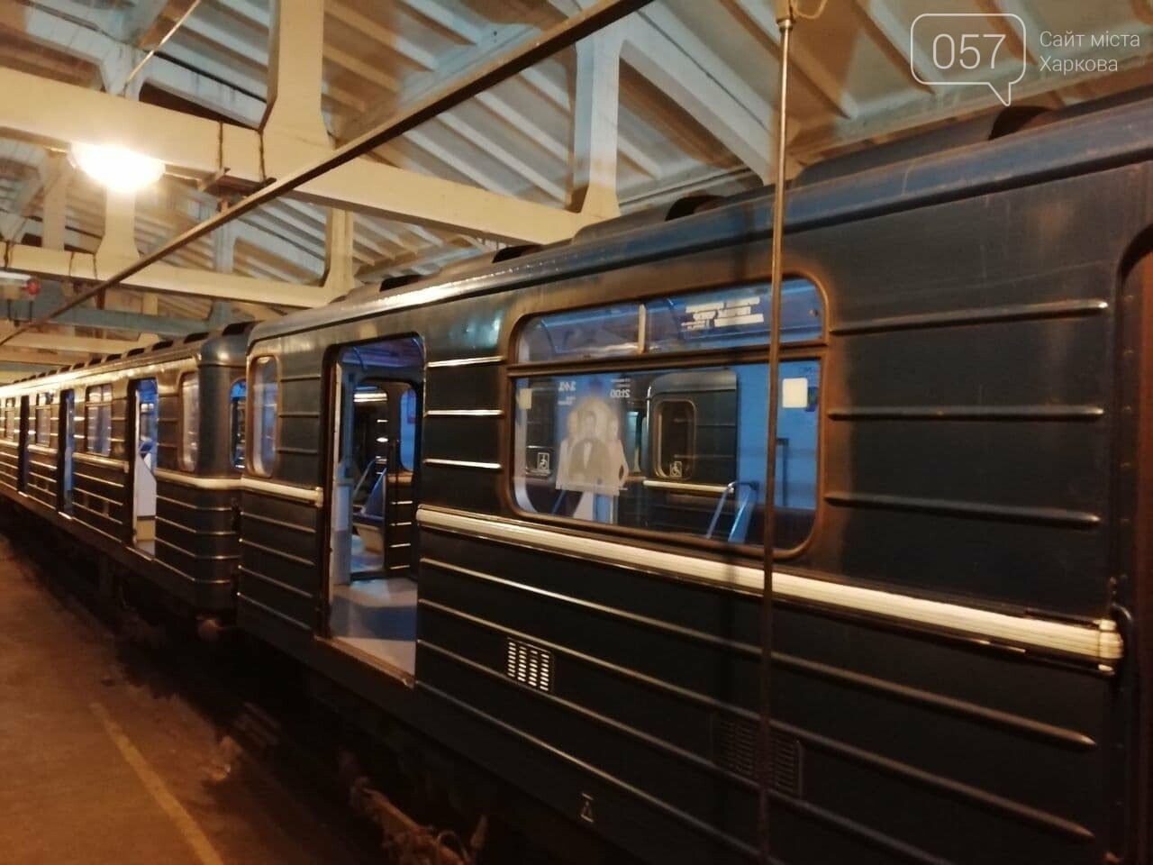 Трехразовая уборка и дезинфектор в костюме: в метро Харькова показали, как убирают вагоны во время пандемии, - ФОТО, ВИДЕО, фото-2