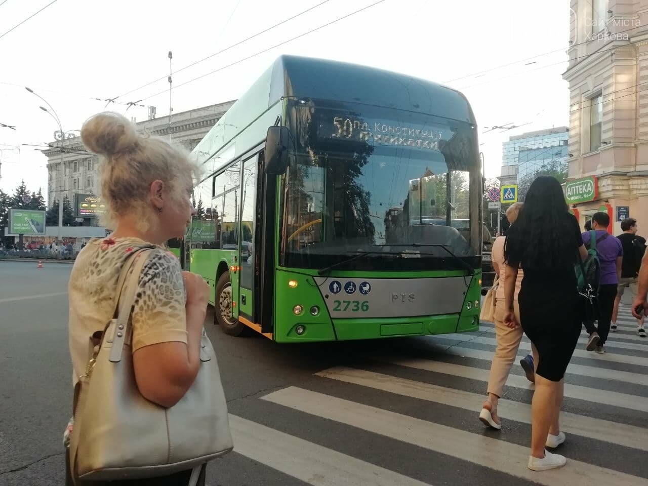 В центре Харькова внедорожник "Mercedes" врезался в троллейбус №50: из-за ДТП затруднилось движение, - ФОТО, фото-1