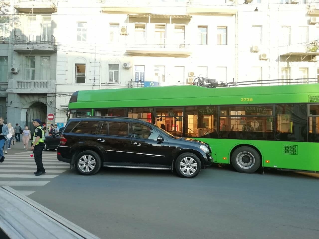В центре Харькова внедорожник "Mercedes" врезался в троллейбус №50: из-за ДТП затруднилось движение, - ФОТО, фото-2