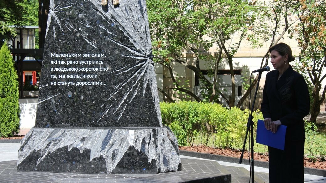 Памятник детям, погибшим в результате агрессии РФ. На надписи - ни слова, кто именно агрессор и убийца детей. Это вызвало возмущение общины города.