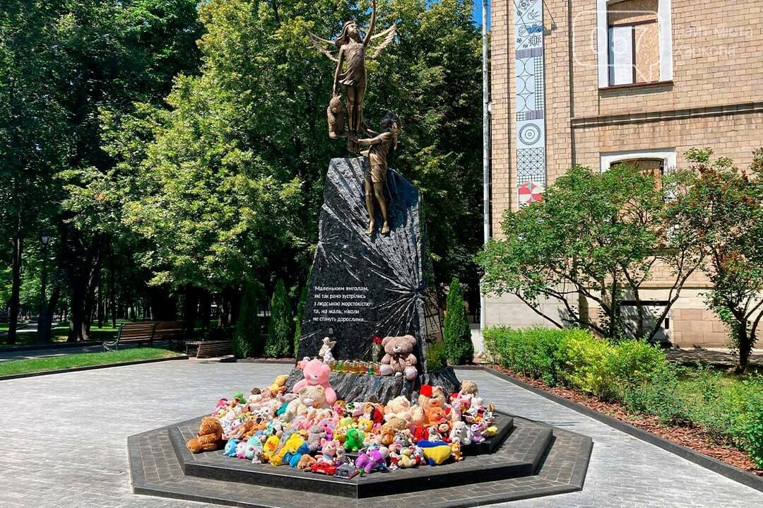 Памятник детям, погибшим в результате агрессии РФ. На надписи - ни слова, кто именно агрессор и убийца детей. Это вызвало возмущение общины города.