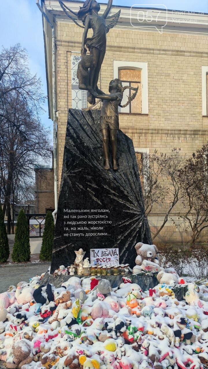 Памятник детям, погибшим в результате агрессии РФ. На надписи - ни слова, кто именно агрессор и убийца детей. Это вызвало возмущение общины города.