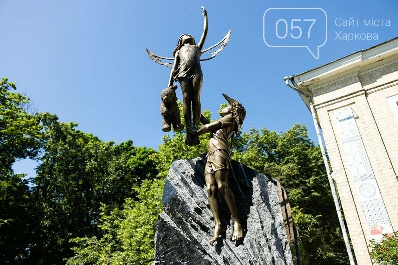 Памятник детям, погибшим в результате агрессии РФ. На надписи - ни слова, кто именно агрессор и убийца детей. Это вызвало возмущение общины города.