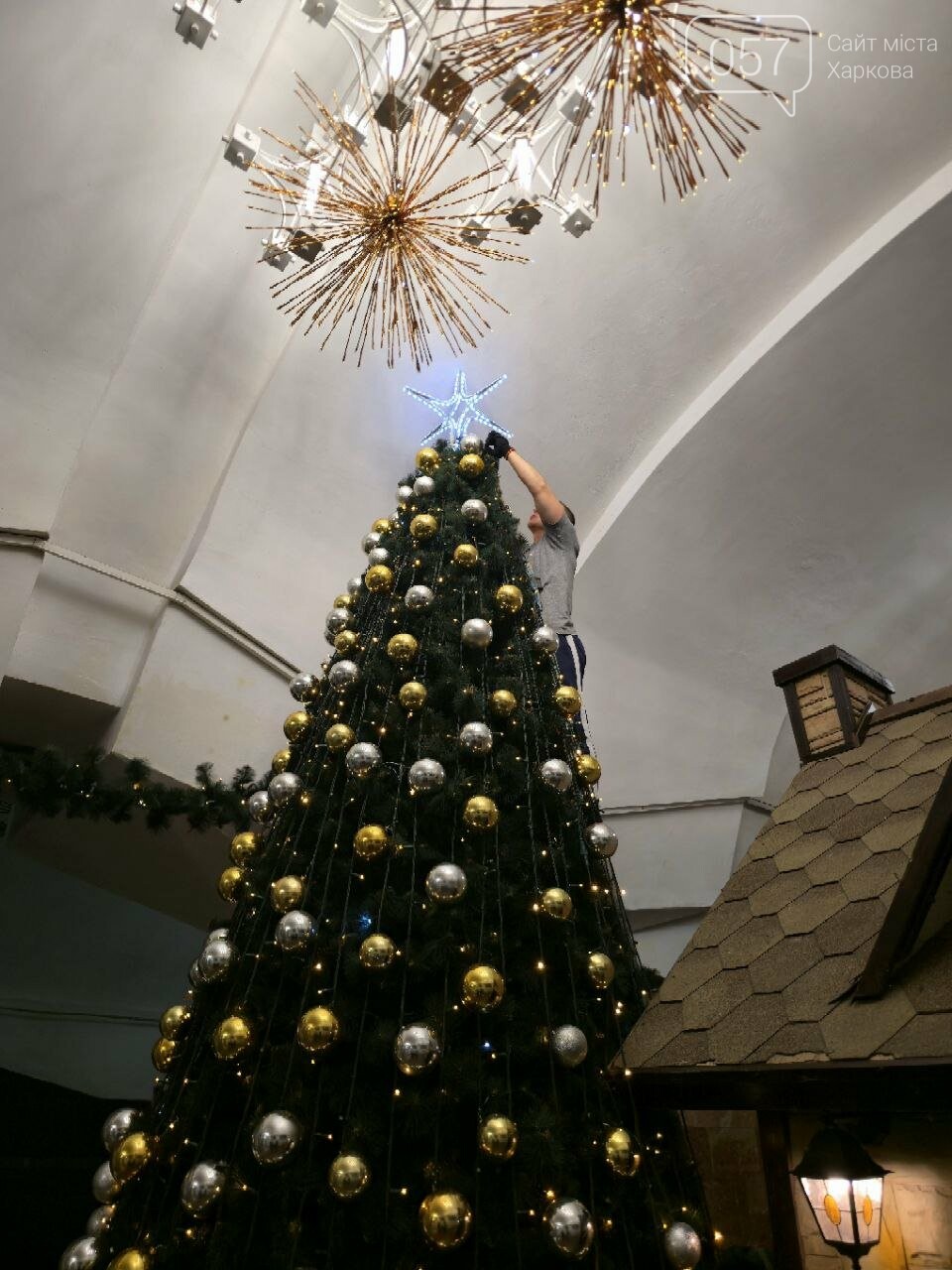 Праздничными украшениями украшают станцию метро Исторический музей