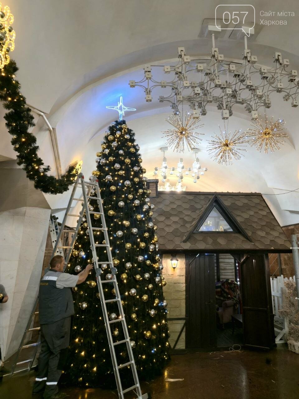 Праздничными украшениями украшают станцию метро Исторический музей