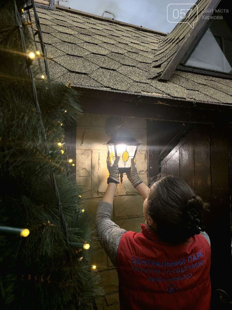 Праздничными украшениями украшают станцию метро Исторический музей