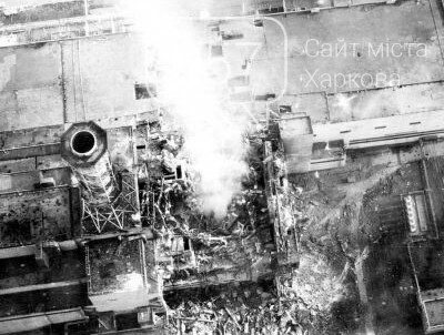 Chernobyl_burning-aerial_view_of_core-pic4-452x302-38163