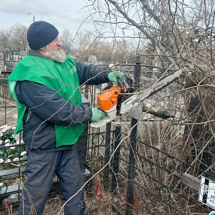 За минулий тиждень прибрано 24 га територій та вивезено 119 куб. м сміття. Крім того, комунальники обрізають сухі гілки та видаляють паросль.