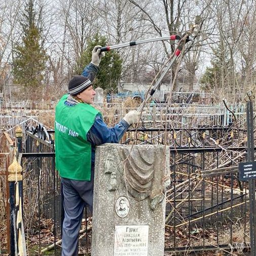 За минулий тиждень прибрано 24 га територій та вивезено 119 куб. м сміття. Крім того, комунальники обрізають сухі гілки та видаляють паросль.