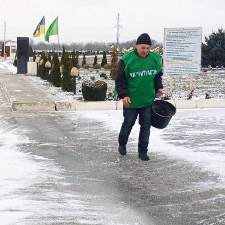 рацівники КП «Ритуал» оперативно розчищають територію міських кладовищ