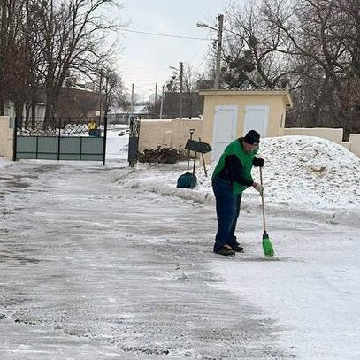 рацівники КП «Ритуал» оперативно розчищають територію міських кладовищ