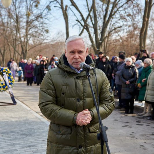 Захисники України, незалежно від звань і почестей вишукувались в один стрій на скляних прозорих стелах. І наче янголи-охоронці, знаходяться довкола тих, хто проходить повз них, продовжуючи тримати фронт, який обрали, коли ворог переступив поріг їх рідного міста і рідного дому. Такого роду фото-алеї в Україні ще не було. Харків став першим містом, яке реалізувало даний проєкт