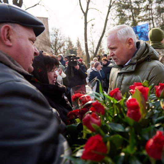 Захисники України, незалежно від звань і почестей вишукувались в один стрій на скляних прозорих стелах. І наче янголи-охоронці, знаходяться довкола тих, хто проходить повз них, продовжуючи тримати фронт, який обрали, коли ворог переступив поріг їх рідного міста і рідного дому. Такого роду фото-алеї в Україні ще не було. Харків став першим містом, яке реалізувало даний проєкт