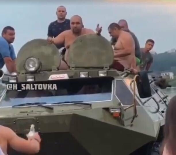 «Ударю, больно будет» - в Харькове неизвестные катались на БТРе и угрожали людям, - ВИДЕО