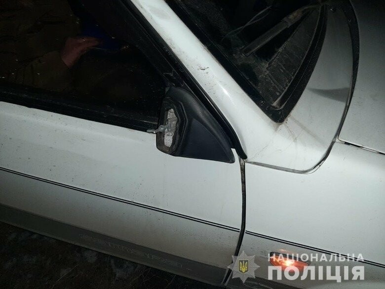 Шел пьяный в наушниках по дороге: под Харьковом пешеход попал под колеса легкового авто, - ФОТО