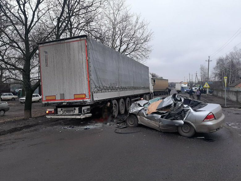 Машина попала под фуру