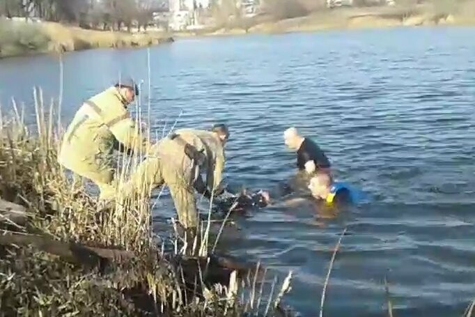 В Харькове женщина едва не утонула в водоеме сточных вод: ее доставали спасатели, - ФОТО