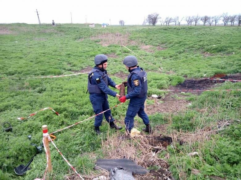 Граната на территории бывшей фабрики и мина возле частного дома: на Харьковщине бойцы ГСЧС разминировали 9 боеприпасов