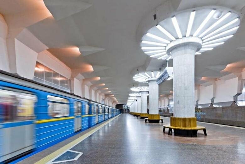 В Харькове африканец прыгнул под поезд метро, - ВИДЕО
