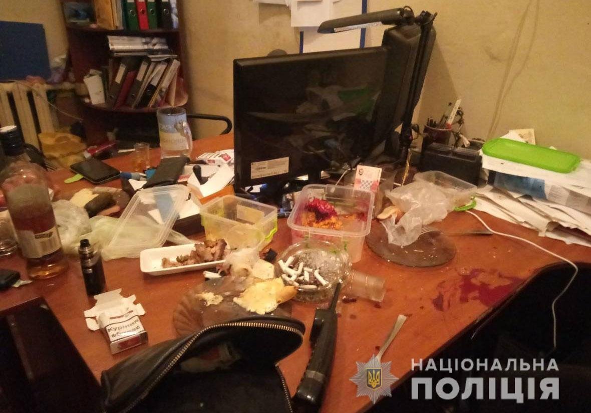 В Университете им. Каразина зарезали мужчину. Тело нашли на..., фото-1 В Университете им. Каразина зарезали мужчину. Тело нашли на лестнице, - ФОТО, фото-1