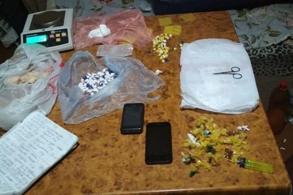 Полиция задержала троих подозреваемых в распространении наркотиков.... Полиция задержала троих подозреваемых в распространении наркотиков. Двоих мужчин 26 и 43 лет и 41-летнюю женщину подозревают в продаже метадона пут...