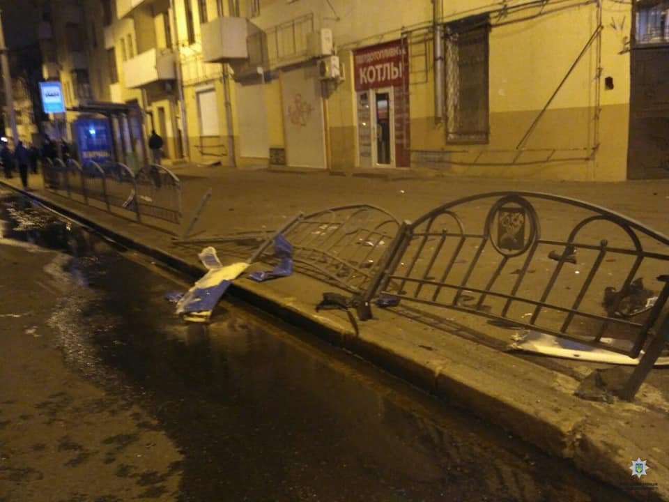 Тройное ДТП в Харькове. Один из автомобилей перевернулся и..., фото-2 Тройное ДТП в Харькове. Один из автомобилей перевернулся и загорелся, - ФОТО, фото-2