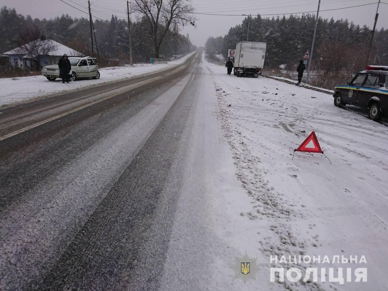 На Харьковщине "ВАЗ" выехал на "встречку" и столкнулся с "..., фото-4 На Харьковщине "ВАЗ" выехал на "встречку" и столкнулся с "Mercedes". Есть пострадавшие, - ФОТО, фото-4