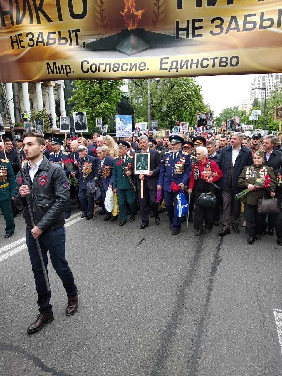 Юрий Бойко с портретом деда принял участие в шествии 9 Мая..., фото-1 Юрий Бойко с портретом деда принял участие в шествии 9 Мая (фото), фото-1