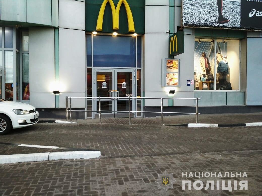 Поссорились из-за ревности. В харьковском кафе девушка удар..., фото-1 Поссорились из-за ревности. В харьковском кафе девушка ударила ножом соперницу, - ФОТО, фото-1