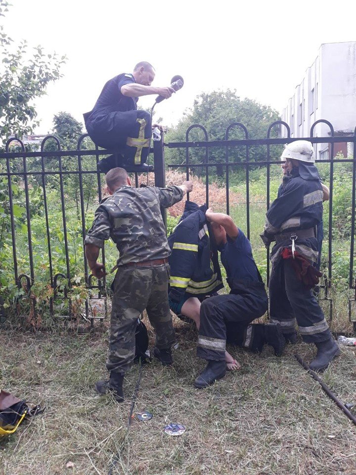 Polezla Za Myachom I Zastryala V Zabore V Harkove Spasateli Osvobodili Devushku Foto Novosti