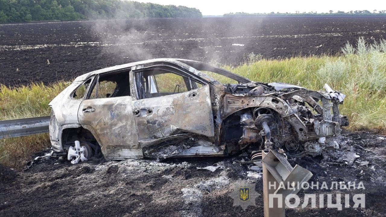 На трассе в Харьковской области автомобиль влетел в отбойник и загорелся, - ФОТО