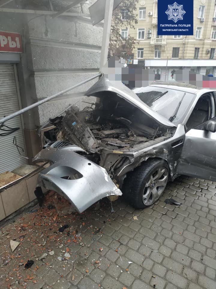 В центре Харькова автомобиль