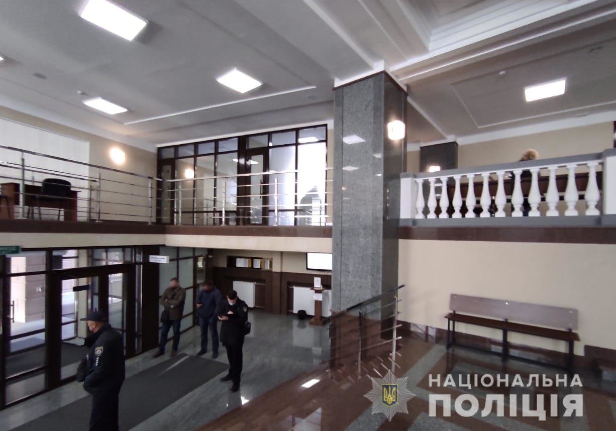 В Харькове из-за ложного минирования из ХНУ им. Каразина и суда эвакуировали 1600 человек, - ФОТО