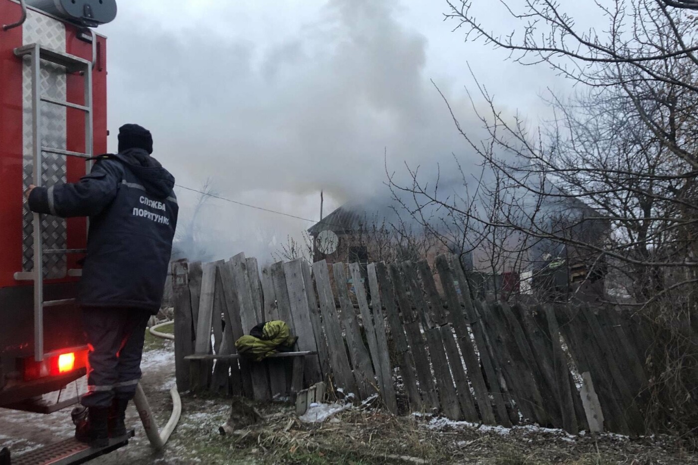 Загорелся из-за неправильного использования печи: на Харьковщине спасатели тушили пожар в частном доме, - ФОТО