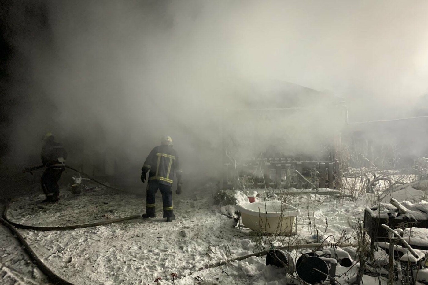 Под Харьковом спасатели шесть часов тушили масштабный пожар в хозяйственной постройке, - ФОТО, фото-1