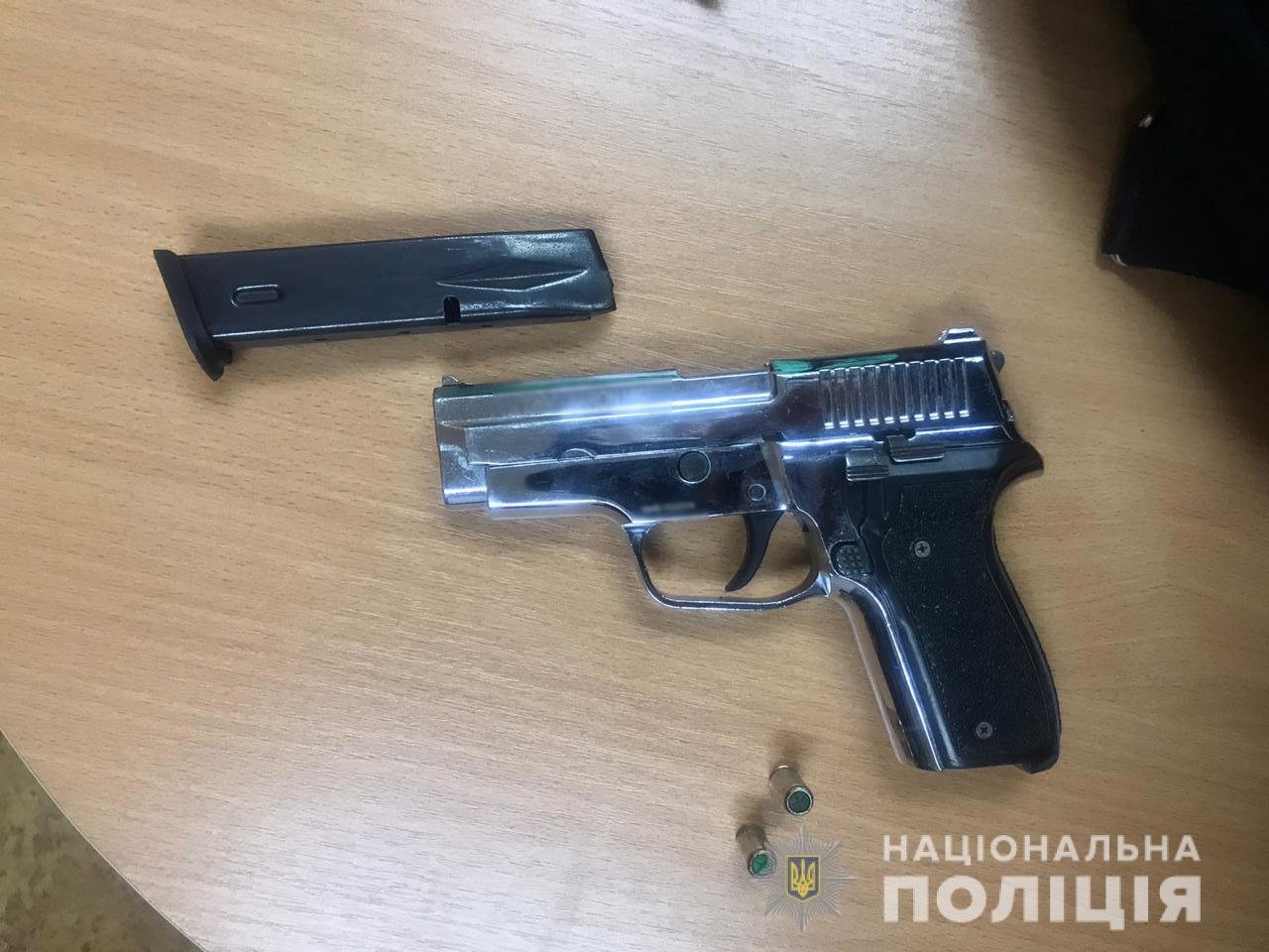 Схватили за шею и угрожали пистолетом: в Харькове местный житель вместе с гражданином Нигерии напали на женщину, - ФОТО, фото-4