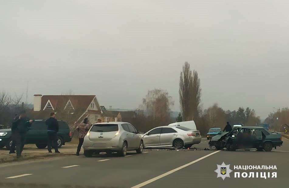 Погибший водитель и пятеро пострадавших: на трассе в Харьковской области столкнулись две легковые машины, - ФОТО