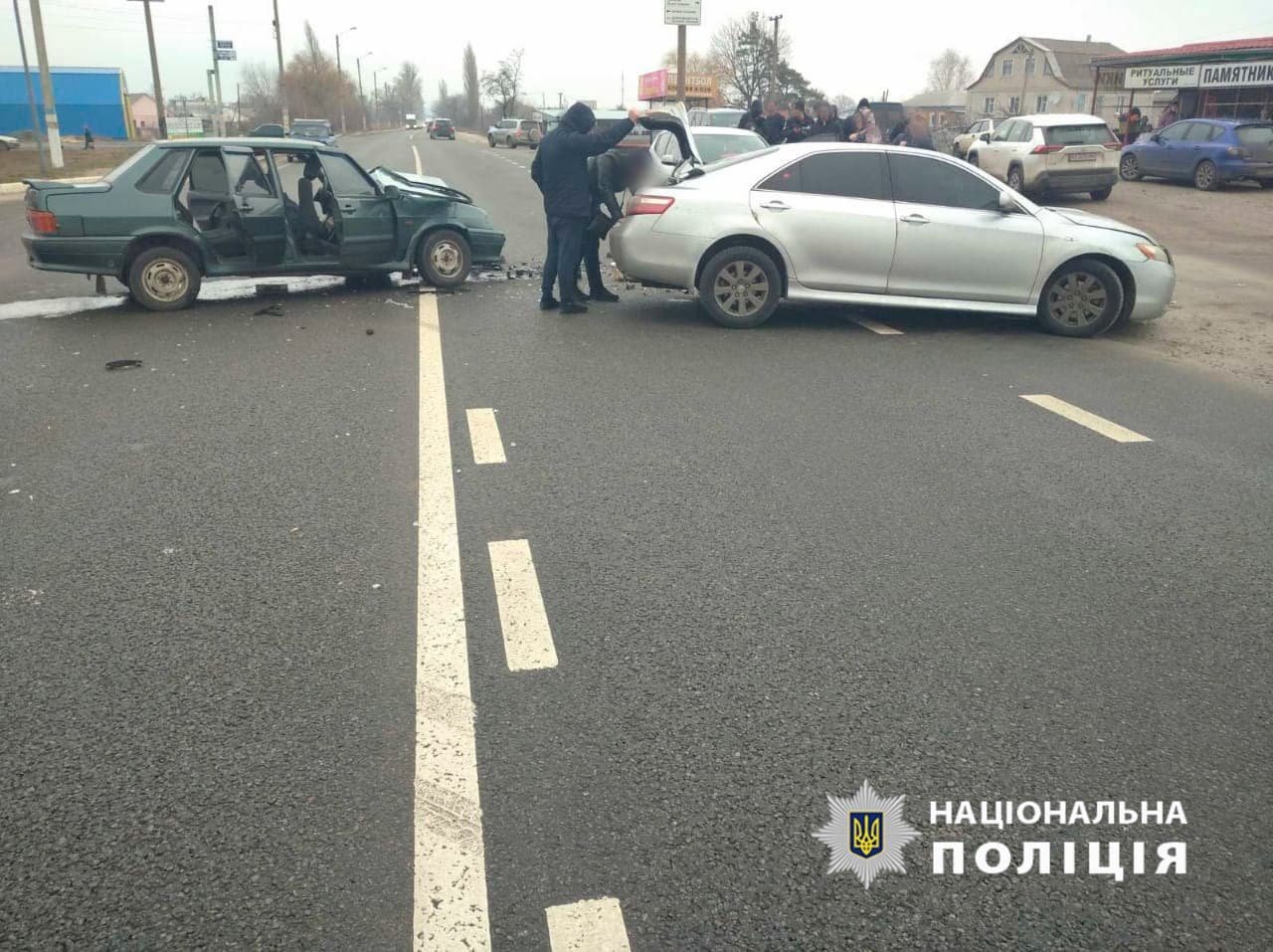 Погибший водитель и пятеро пострадавших: на трассе в Харьковской области столкнулись две легковые машины, - ФОТО, фото-1