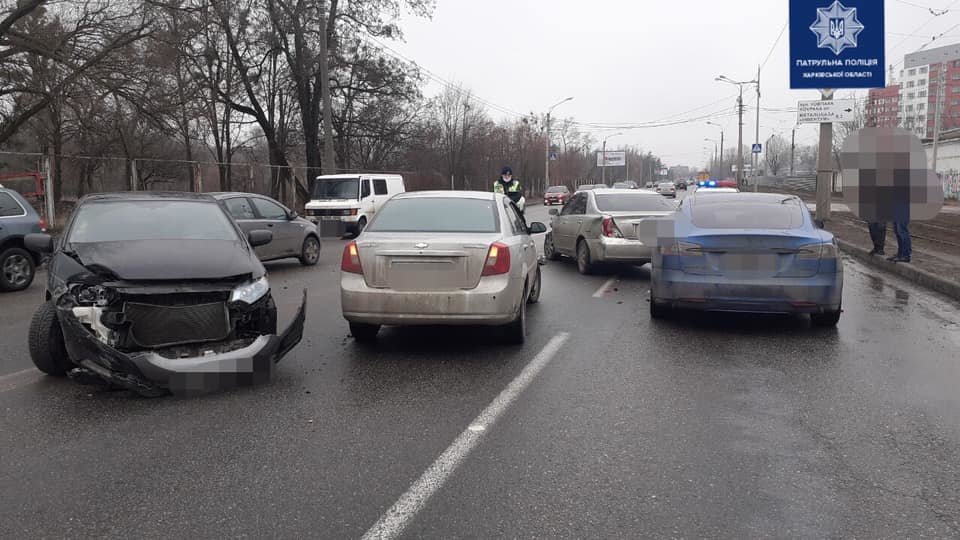Занесло на скорости и развернуло: в Харькове легковой автомобиль врезался сразу в три машины, - ФОТО, ВИДЕО, фото-1
