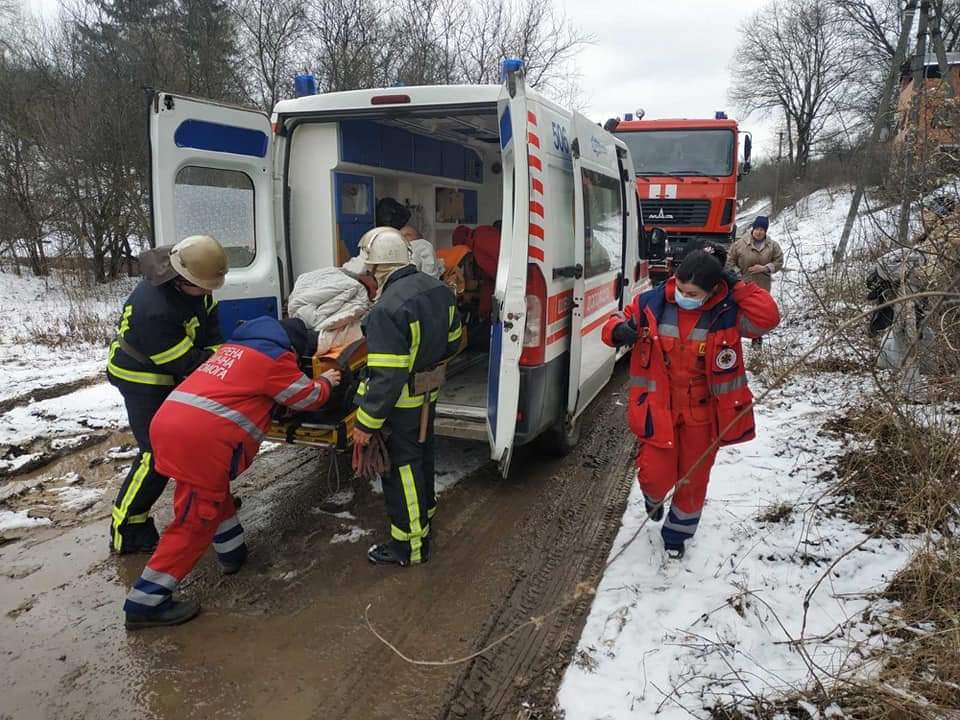 На Харьковщине спасатели передали пенсионера медикам, к которому не смогла заехать "скорая", - ФОТО, фото-2