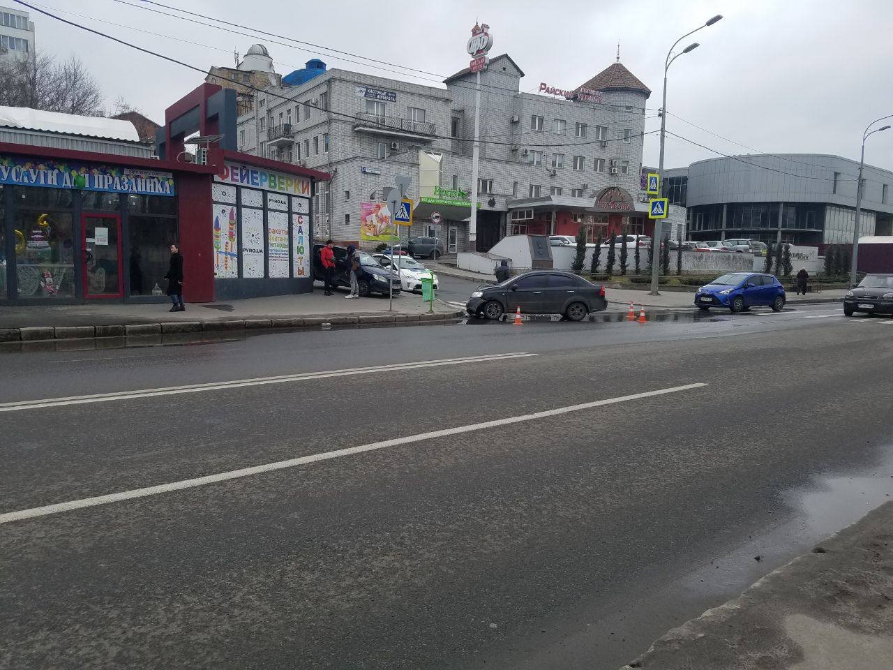 На Клочковской столкнулись два легковых авто: одна из машин вылетела на тротуар, водитель в больнице, - ФОТО, фото-1