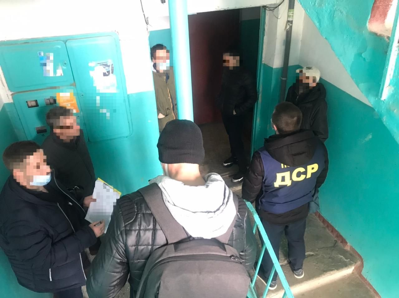 Затолкали в машину и пытали: в Харькове четырем мужчинам сообщили о подозрении, - ФОТО, фото-3