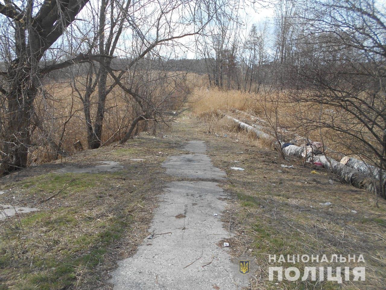 Под Харьковом бездомный едва не убил ножом второго бездомного: мужчина в тяжелом состоянии, - ФОТО