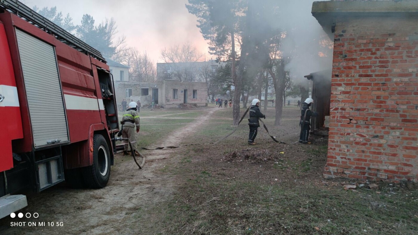 В Харьковской области бойцы ГСЧС тушили загоревшееся заброшенное здание, - ФОТО