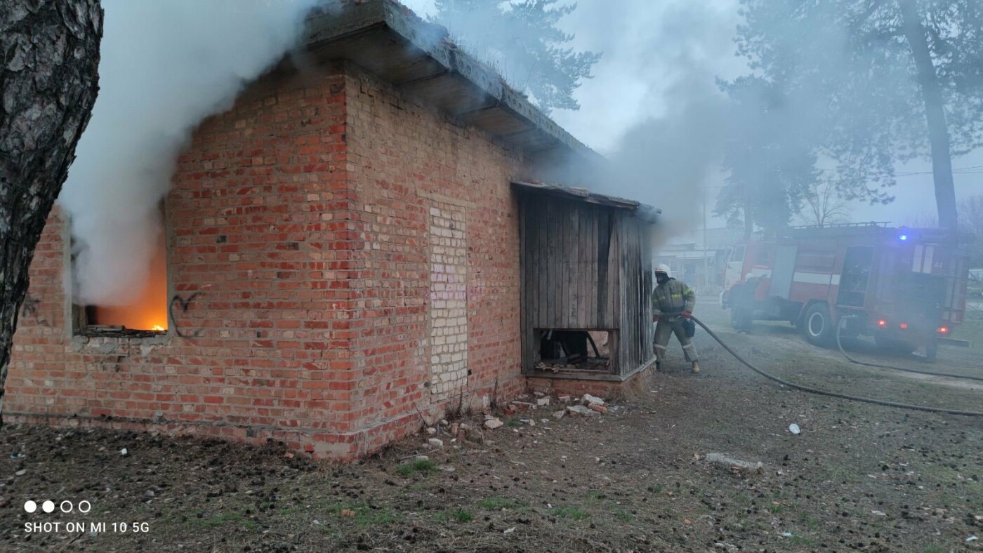 В Харьковской области бойцы ГСЧС тушили загоревшееся заброшенное здание, - ФОТО, фото-1