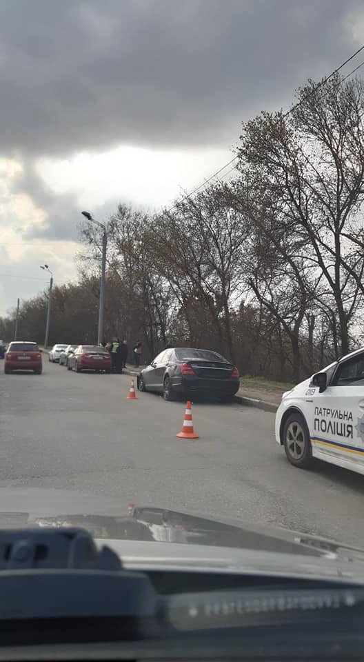 На мосту в Харькове пьяный водитель автомобиля «Mercedes» врезался в ограждение, - ФОТО